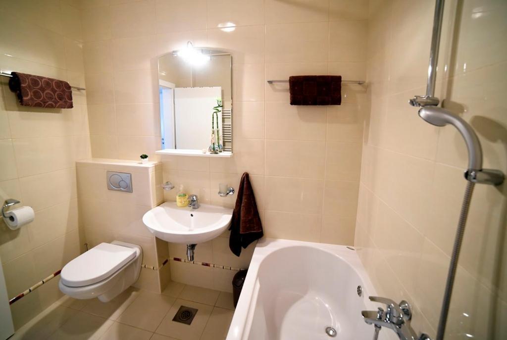 1 Apartment *